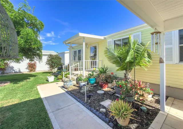 Photo 4 of Manufactured home for sale at 190 Nightingale Cir, Ellenton, FL 34222 | MLS# A4702874 | Listing updated on 2026-10-02