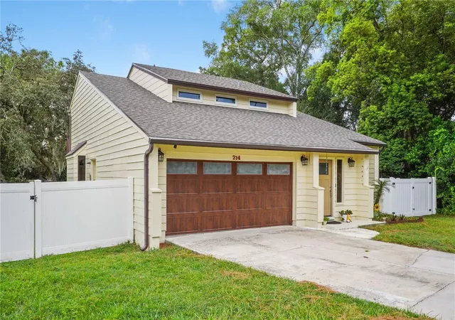 Photo 3 of Single family home for sale at 214 Pembrook Pl, Longwood, FL 32779 | MLS# O6433313 | Listing updated on 2026-09-23