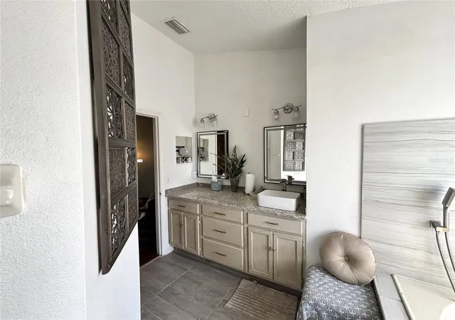 Photo 4 of Single family home for sale at 6473 Long Breeze Rd, Orlando, FL 32810 | MLS# O6433378 | Listing updated on 2026-10-29