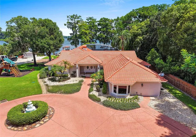 Photo 2 of Single family home for sale at 2622 Lake Howell Ln, Winter Park, FL 32792 | MLS# O6433534 | Listing updated on 2026-09-13