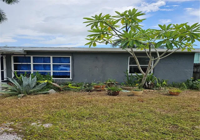 Photo 2 of Single family home for sale at 105 Colonia Ln W, Nokomis, FL 34275 | MLS# N6145364 | Listing updated on 2026-09-15