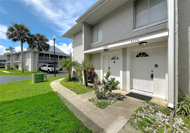 Listing Photo 2 - Condo for sale in building located at 4370 White Pine Ave, ORLANDO, FL 32811 - Unit #2