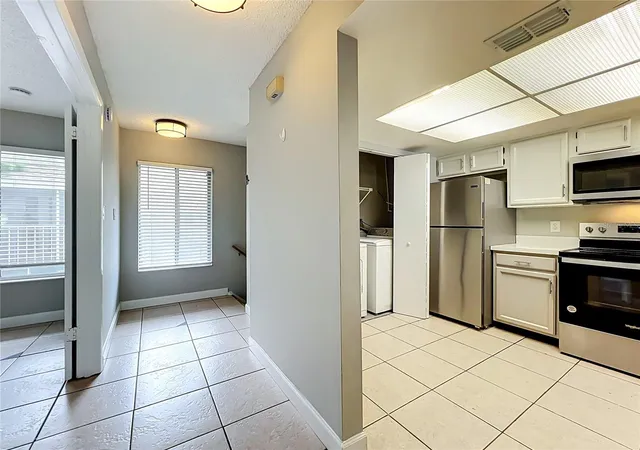Listing Photo 3 - Condo for sale in building located at 4370 White Pine Ave, ORLANDO, FL 32811 - Unit #2
