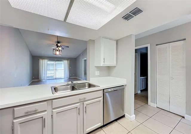 Listing Photo 5 - Condo for sale in building located at 4370 White Pine Ave, ORLANDO, FL 32811 - Unit #2
