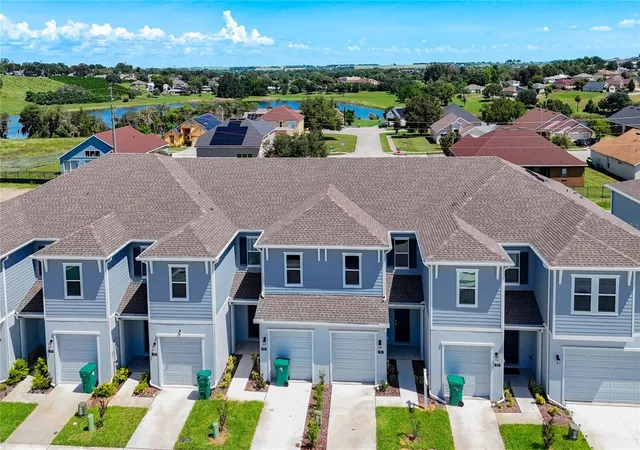 Photo 4 of Townhouse for sale at 331 Sol Vista Dr, Dundee, FL 33838 | MLS# O6433820 | Listing updated on 2026-09-15