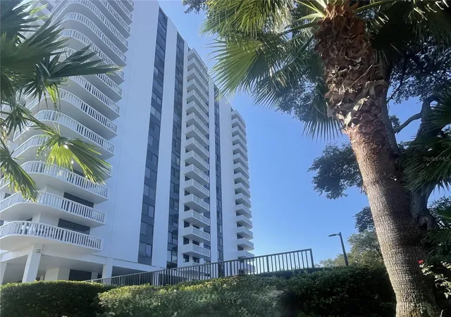 Photo 3 of Sale Pending at 400 E Colonial Dr #402, Orlando, FL 32803 | MLS# O6434144 | Listing updated on 2026-09-11
