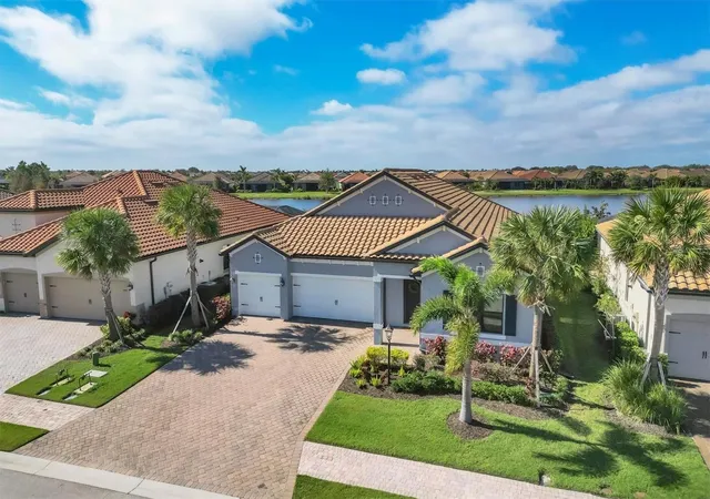 Photo 2 of Single family home for sale at 7028 Highgate Ln, Bradenton, FL 34202 | MLS# A4703508 | Listing updated on 2026-10-13