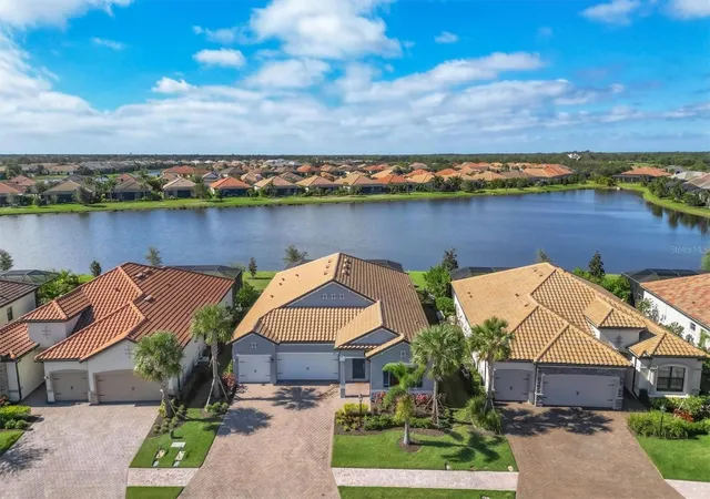 Photo 4 of Single family home for sale at 7028 Highgate Ln, Bradenton, FL 34202 | MLS# A4703508 | Listing updated on 2026-10-13