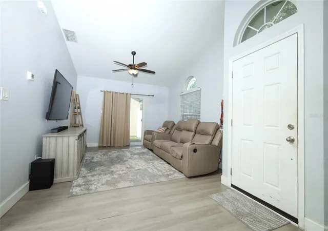 Photo 3 of Single family home for sale at 412 Horizon Dr, Winter Springs, FL 32708 | MLS# O6435319 | Listing updated on 2026-09-27