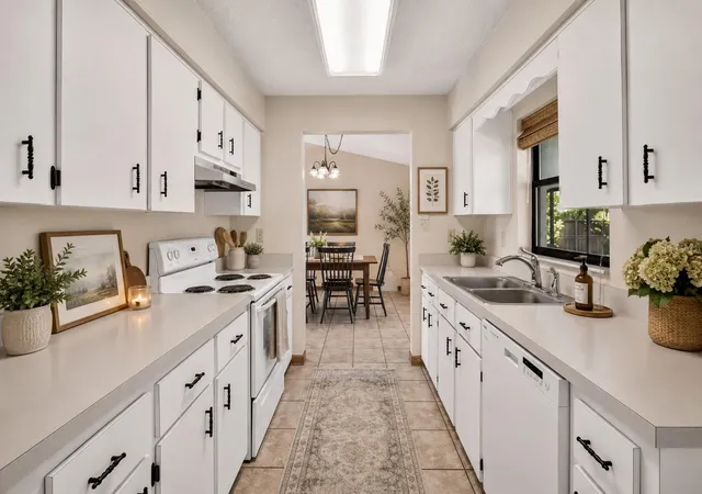 Photo 4 of Sale Pending at 10808 Se 43Rd Ave, Belleview, FL 34420 | MLS# OM730975 | Listing updated on 2026-09-24
