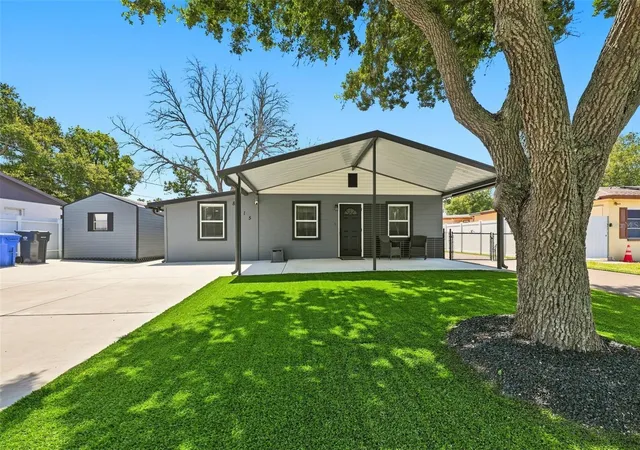 Photo 3 of Single family home for sale at 8015 Tudor Pl, Tampa, FL 33610 | MLS# TB8542061 | Listing updated on 2026-10-06