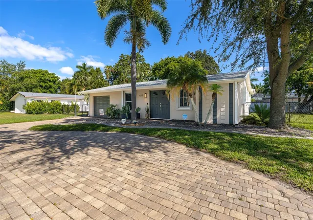 Photo 3 of Single family home for sale at 1223 Biltmore Dr, Fort Myers, FL 33901 | MLS# C7529950 | Listing updated on 2026-09-29