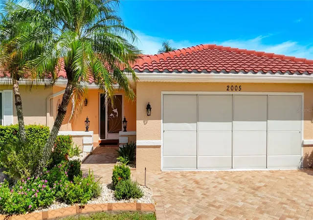 Photo 1 of Single family home for sale at 2005 New Bedford Dr, Sun City Center, FL 33573 | MLS# TB8542458 | Listing updated on 2026-09-15