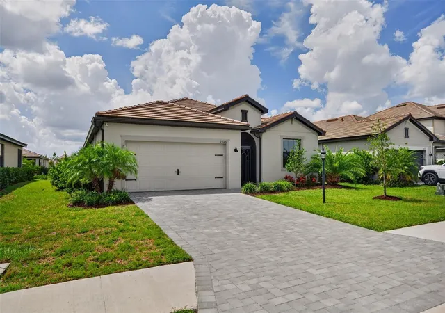 Photo 4 of Single family home for sale at 15126 Misty Water Xing, Bradenton, FL 34211 | MLS# A4704129 | Listing updated on 2026-09-30