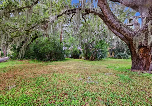 Photo 3 of Sale Pending at 815 S 9Th St, Leesburg, FL 34748 | MLS# G5117032 | Listing updated on 2026-10-20