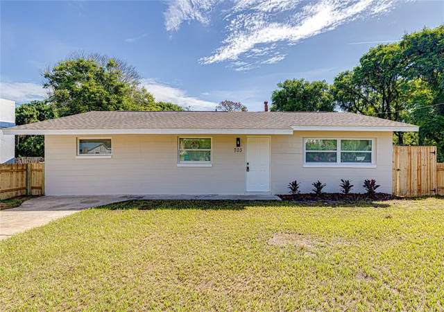 Photo 1 of Single family home for sale at 703 S Dixie Ave, Fruitland Park, FL 34731 | MLS# O6437039 | Listing updated on 2026-09-09