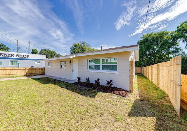 Photo 2 of Single family home for sale at 703 S Dixie Ave, Fruitland Park, FL 34731 | MLS# O6437039 | Listing updated on 2026-09-09