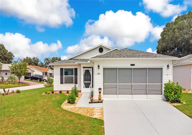 Photo 1 of Single family home for sale at 32901 Enchanted Oaks Ln, Leesburg, FL 34748 | MLS# G5117050 | Listing updated on 2026-10-10