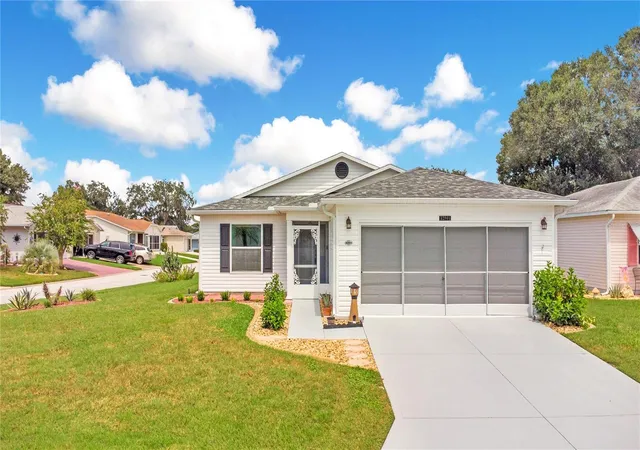 Photo 3 of Single family home for sale at 32901 Enchanted Oaks Ln, Leesburg, FL 34748 | MLS# G5117050 | Listing updated on 2026-10-10