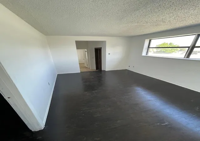 Photo 4 of Single family home for sale at 1142 Berkshire Rd, Daytona Beach, FL 32117 | MLS# O6437192 | Listing updated on 2026-09-28