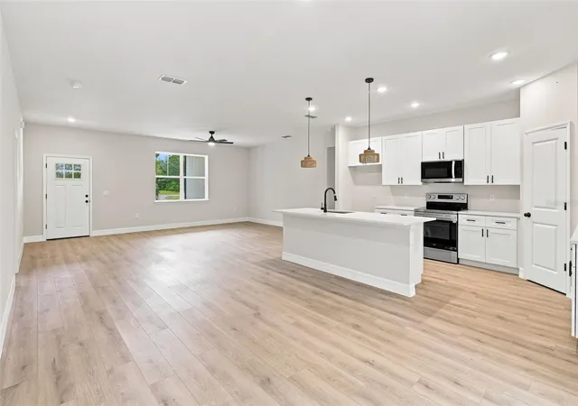 Photo 4 of Single family home for sale at 41325 Royal Trails Rd, Eustis, FL 32736 | MLS# O6437354 | Listing updated on 2026-09-15