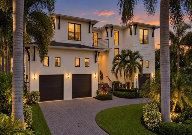 Photo 1 of Mansion for sale at 5215 W Neptune Way, Tampa, FL 33609 | MLS# TB8543506 | Listing updated on 2026-09-09
