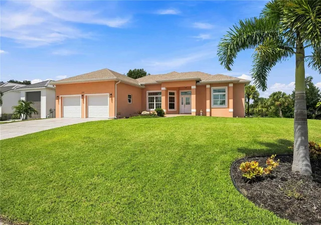 Photo 2 of Single family home for sale at 200 Montana Ave, Nokomis, FL 34275 | MLS# N6145538 | Listing updated on 2026-09-28