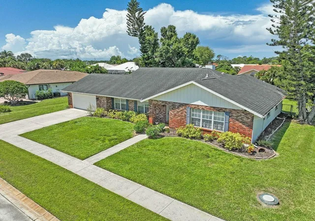 Photo 2 of Single family home for sale at 1113 Derian Pl, Nokomis, FL 34275 | MLS# A4704600 | Listing updated on 2026-10-04