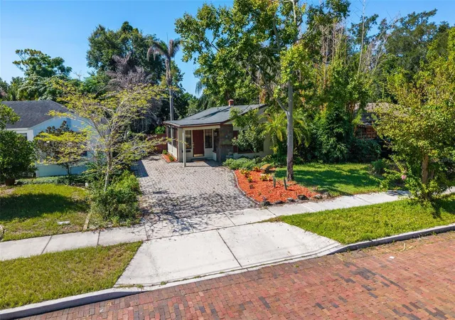 Photo 2 of Single family home for sale at 1710 Oregon St, Orlando, FL 32803 | MLS# O6437938 | Listing updated on 2026-10-08