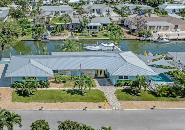 Photo 3 of Single family home for sale at 918 Gibbs Rd, Venice, FL 34285 | MLS# N6145566 | Listing updated on 2026-09-09