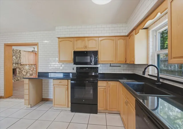 Photo 4 of Single family home for sale at 1412 Ormond Ave, Apopka, FL 32703 | MLS# O6437987 | Listing updated on 2026-09-12