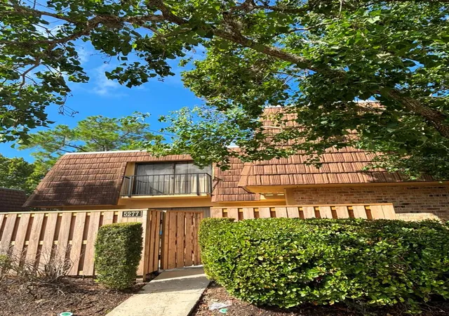 Photo 1 of Condo for sale at 5277 Coral Ct #625, Orlando, FL 32811 | MLS# O6438024 | Listing updated on 2026-10-07
