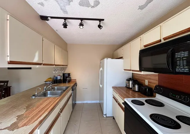 Photo 2 of Condo for sale at 5277 Coral Ct #625, Orlando, FL 32811 | MLS# O6438024 | Listing updated on 2026-10-07