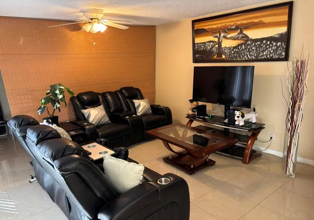 Photo 3 of Condo for sale at 5277 Coral Ct #625, Orlando, FL 32811 | MLS# O6438024 | Listing updated on 2026-10-07
