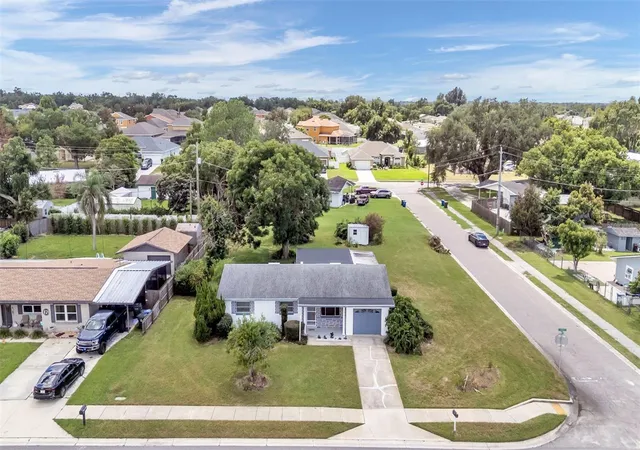 Photo 3 of Single family home for sale at 265 E Thelma St, Lake Alfred, FL 33850 | MLS# L4964740 | Listing updated on 2026-09-26