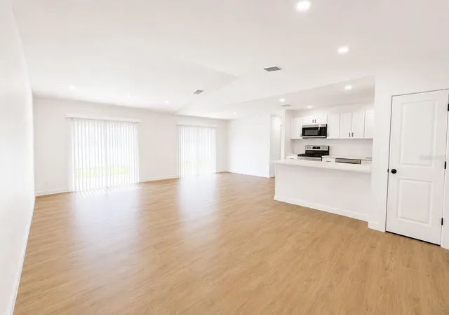 Listing Photo 4 - Condo for sale in building located at 3386 39Th St S, Saint Petersburg, FL 33711 - Unit #B