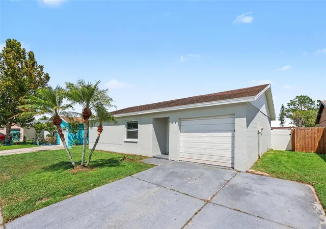 Photo 2 of Single family home for sale at 1019 Axlewood Cir, Brandon, FL 33511 | MLS# O6438497 | Listing updated on 2026-10-15