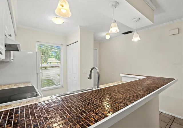 Listing Photo 4 - Condo for sale in building located at 4631 Summerwind Dr, Sarasota, FL 34234 - Unit #16
