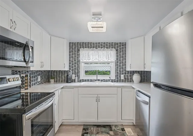 Photo 4 of Manufactured home for sale at 1100 University Pkwy #54, Sarasota, FL 34234 | MLS# TB8544868 | Listing updated on 2026-09-23