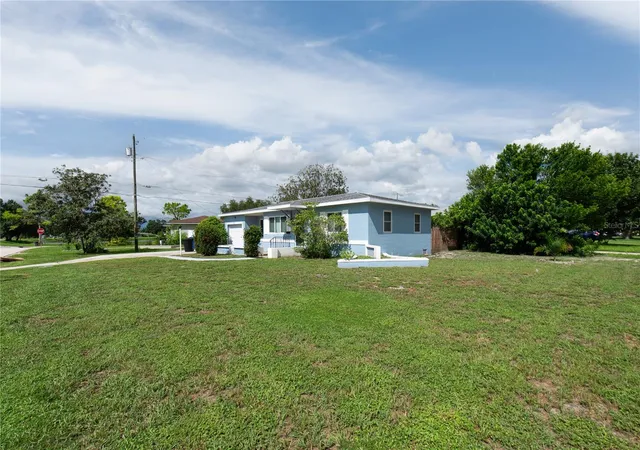 Photo 3 of Single family home for sale at 2501 Leslee Lake Dr N, Saint Petersburg, FL 33713 | MLS# TB8544893 | Listing updated on 2026-10-17