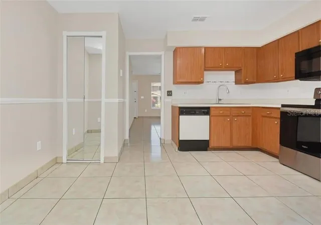 Photo 4 of Townhouse for sale at 113 Kristi Ann Ct, Winter Springs, FL 32708 | MLS# O6438689 | Listing updated on 2026-09-28