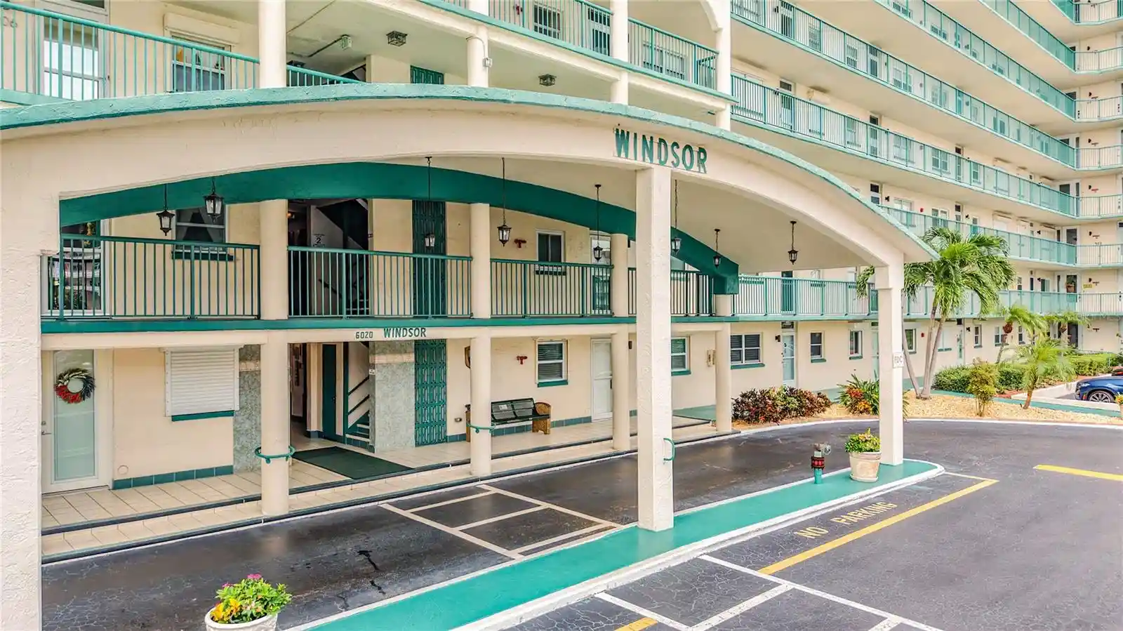 Listing Photo 2 - Condo for sale in 6020 Shore Blvd S located at 6020 Shore Blvd S, Gulfport, FL 33707 - Unit #211