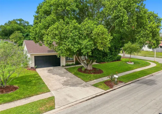 Photo 3 of Single family home for sale at 820 Van Ness Cir, Longwood, FL 32750 | MLS# O6438759 | Listing updated on 2026-09-08