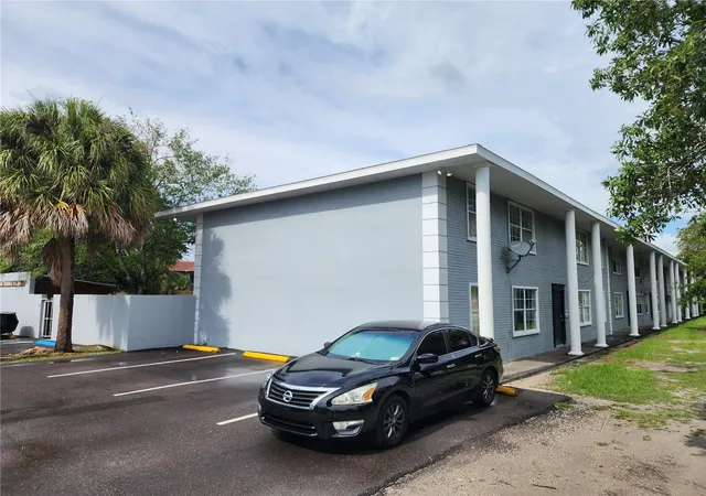 Photo 3 of Condo for sale at 5310 Whiteway Dr #5310, Temple Terrace, FL 33617 | MLS# TB8545146 | Listing updated on 2026-09-11