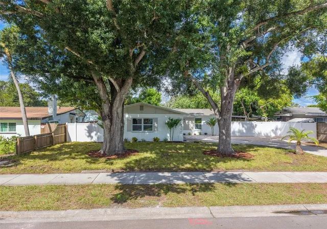 Photo 3 of Single family home for sale at 8122 Lark St, Seminole, FL 33777 | MLS# TB8545223 | Listing updated on 2026-09-11
