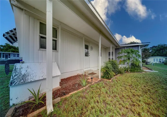 Photo 4 of Manufactured home for sale at 2753 Vindale Rd, Tavares, FL 32778 | MLS# S5156880 | Listing updated on 2026-09-10