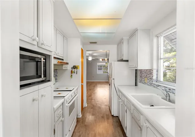 Listing Photo 4 - Condo for sale in building located at 6050 21St St N, St. Petersburg, FL 33714 - Unit #20