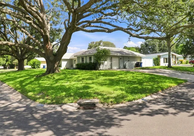 Photo 2 of Single family home for sale at 1511 S Hillcrest Ave, Clearwater, FL 33756 | MLS# W7889204 | Listing updated on 2026-10-06