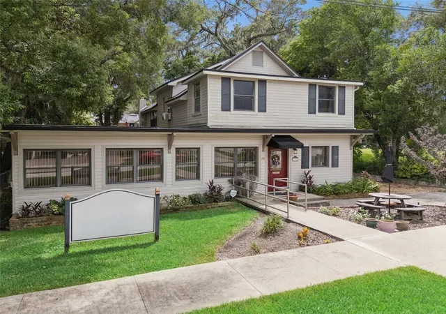 Photo 3 of Sale Pending at 112 Pasadena Pl, Orlando, FL 32803 | MLS# V4951122 | Listing updated on 2026-09-11