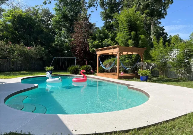 Photo 3 of Single family home for sale at 428 Longwood Cir, Longwood, FL 32750 | MLS# FC321243 | Listing updated on 2026-10-01